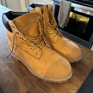 Classic Nubuck Timberlands 5.5Y/7W
